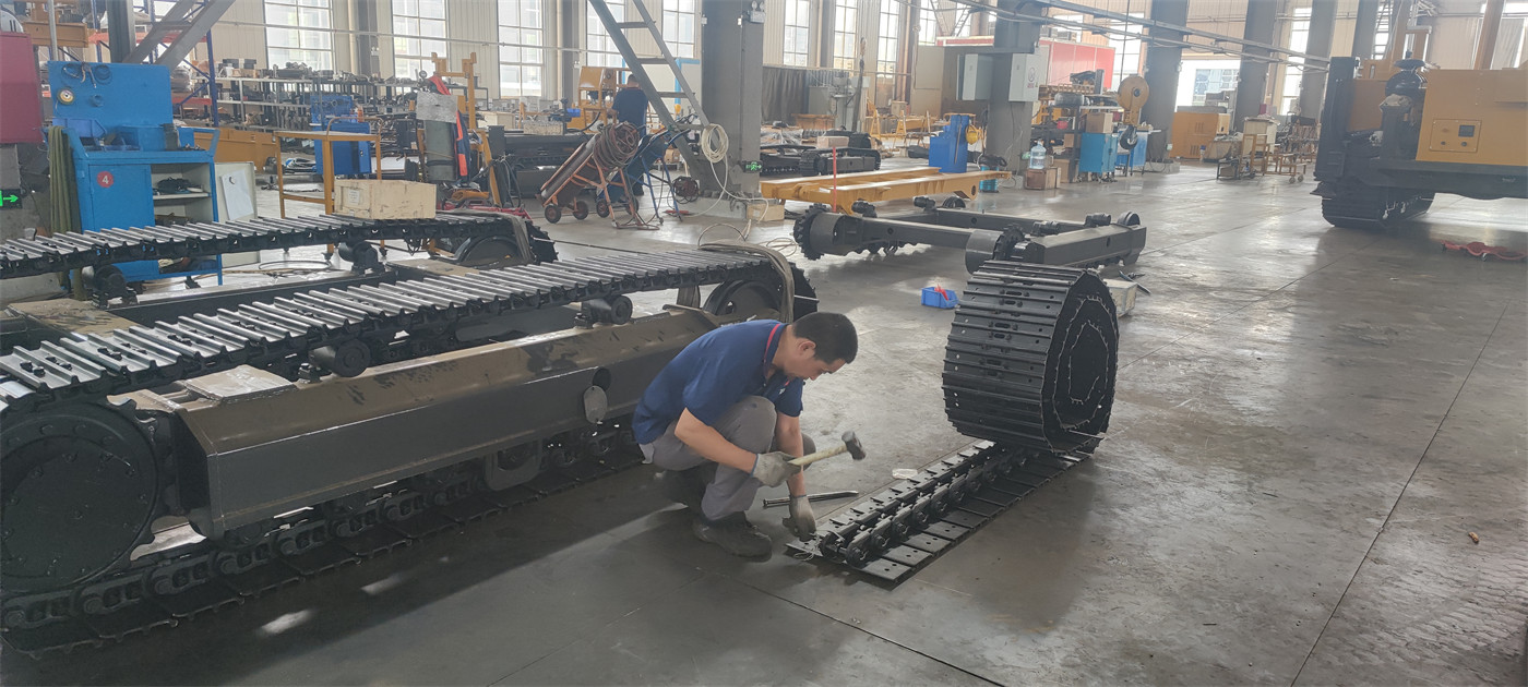 Steel Track Undercarriage vs. Wheeled Structure for Water Well Drilling Rig Chassis